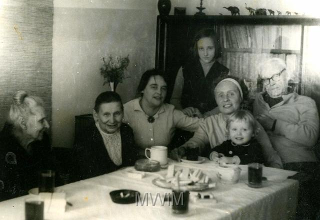 KKE 2162.jpg - Od prawej: druga Alicja Sekułowa z rodziną.